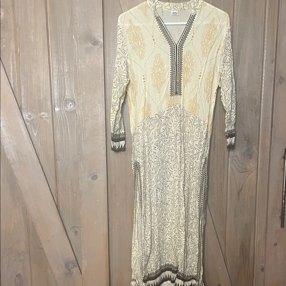 Source Unknown Dresses & Skirts - Made in India Source Unknown Cream and Black Long Sleeve Tunic Dress